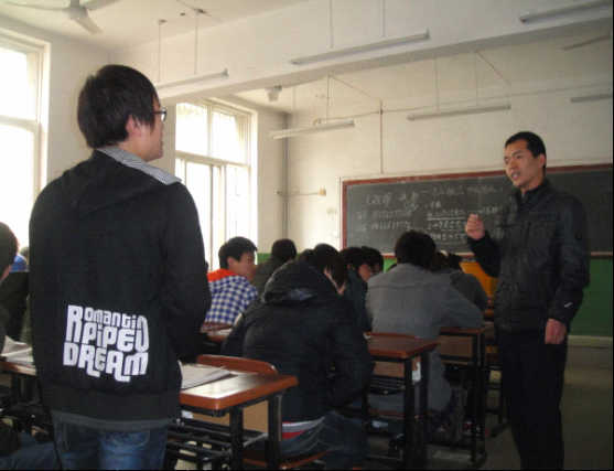 王战辉老师与学生亲切互动