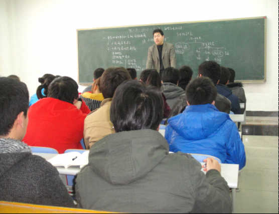 外聘老师叶明亮给学生讲授人民代表大会制度